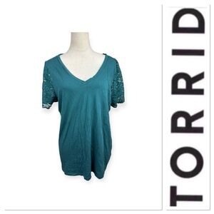 Torrid emerald green top with lace sleeves size 1-1X/14-16